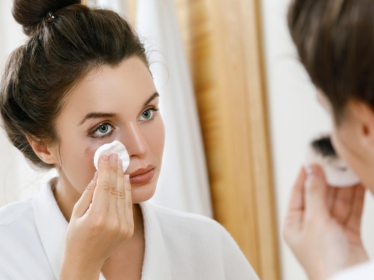 Tẩy trang đúng cách còn quan trọng hơn cả trang điểm, đặc biệt là với chiếc mũi mới