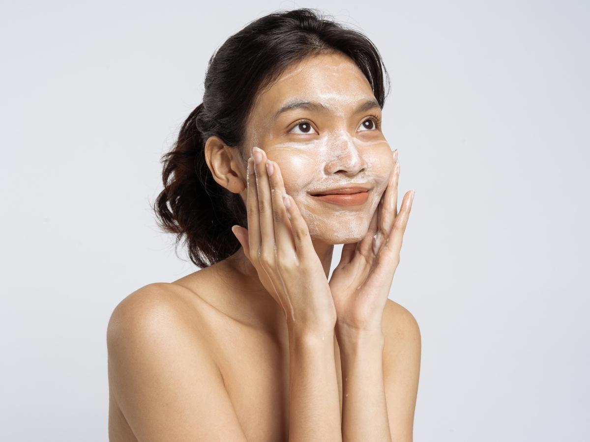 Rửa mặt đúng cách giúp da sạch khỏe, giảm nguy cơ nhiễm trùng