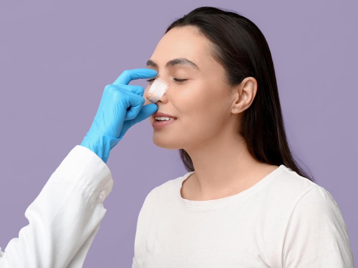 Vi khuẩn từ mỹ phẩm hoặc dụng cụ trang điểm không sạch có thể dễ dàng xâm nhập qua vết thương