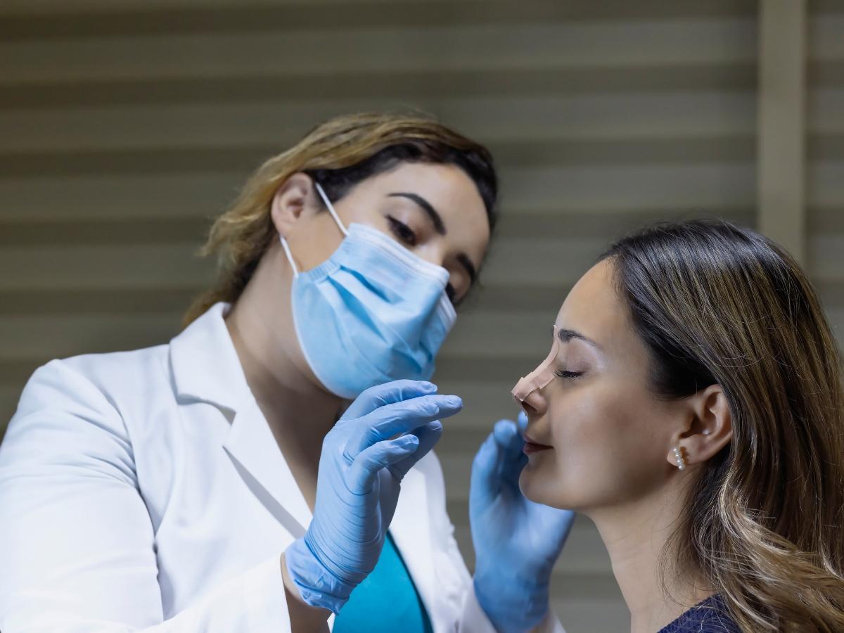 Hãy liên hệ ngay với bác sĩ hoặc đến cơ sở y tế để được kiểm tra nếu có dấu hiệu bất thường