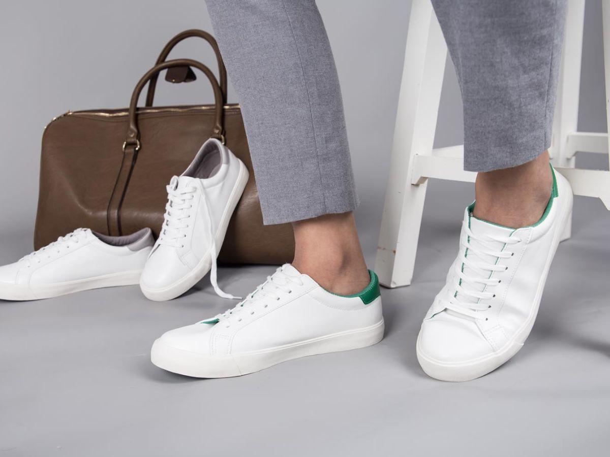 Những đôi sneaker trắng basic là lựa chọn không thể thiếu bởi khả năng phối đồ linh hoạt, hợp với hầu hết các outfit mùa hè