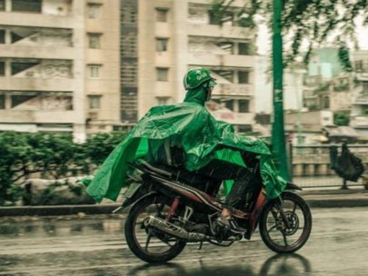 Áo mưa thông thường làm từ PVC hay nilon mỏng, dễ rách