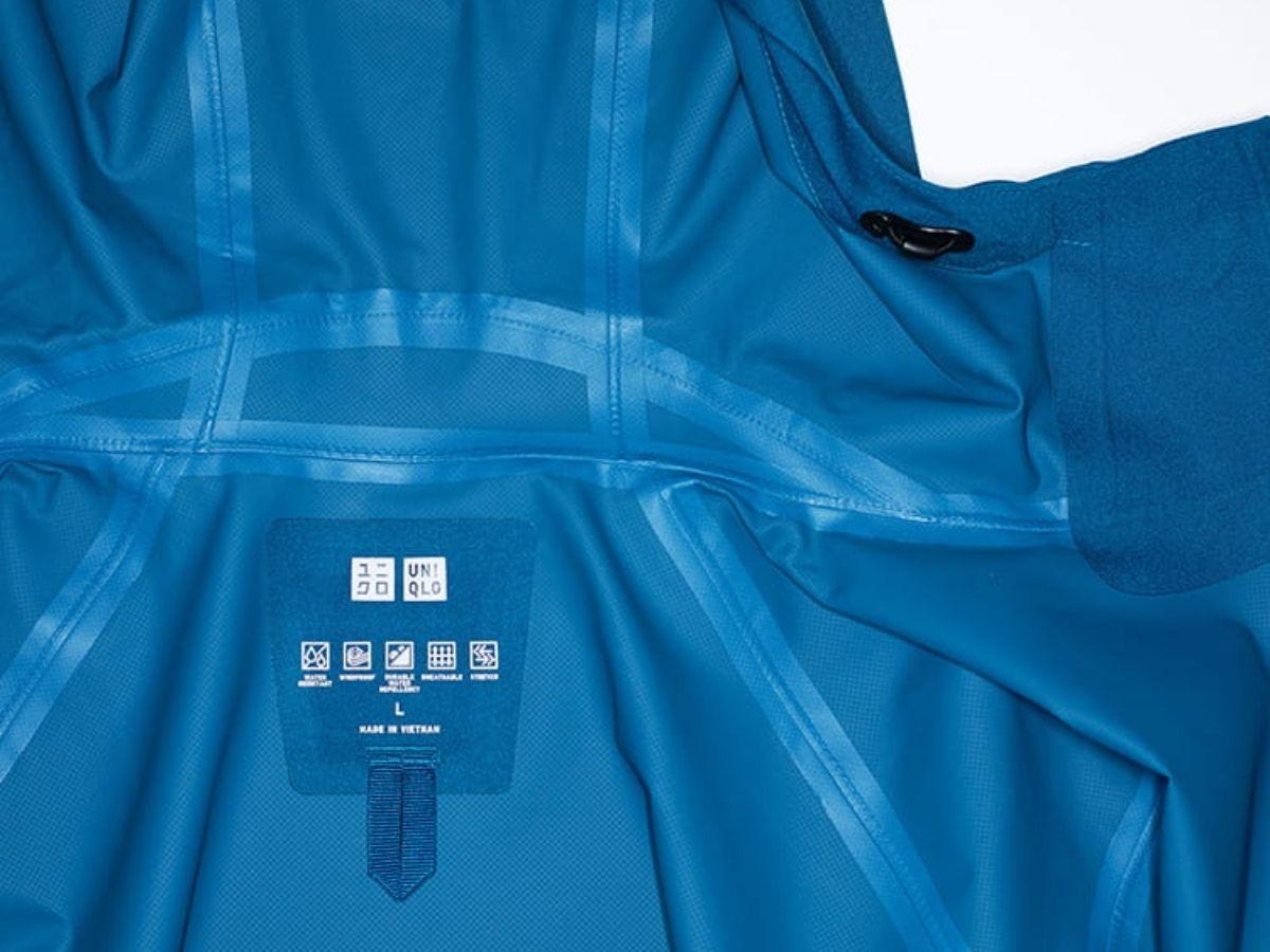 Dòng Pocketable Parka của Uniqlo thường dùng Polyester có khả năng trượt nước và chống UV