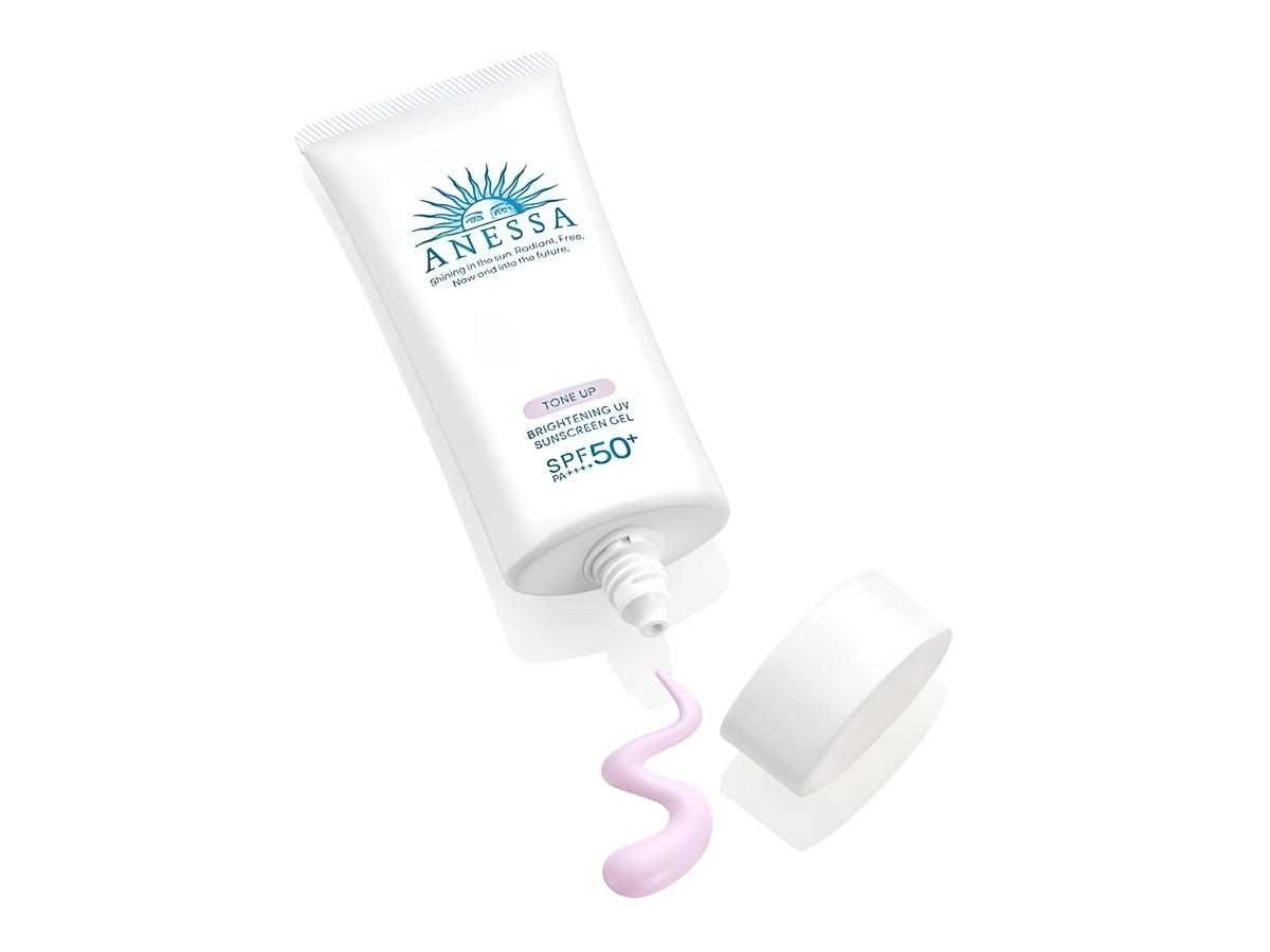 Dòng Brightening UV Sunscreen Gel đa năng, vừa bảo vệ da vừa giúp da trông sáng và rạng rỡ
