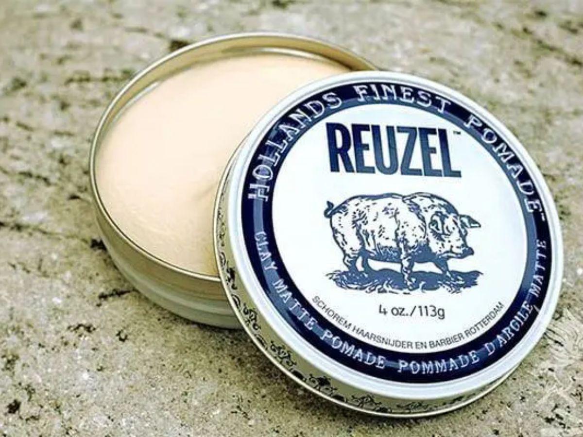 Reuzel Clay Matte Pomade mang lại độ giữ nếp cao nhưng vẫn linh hoạt, không gây cứng đơ