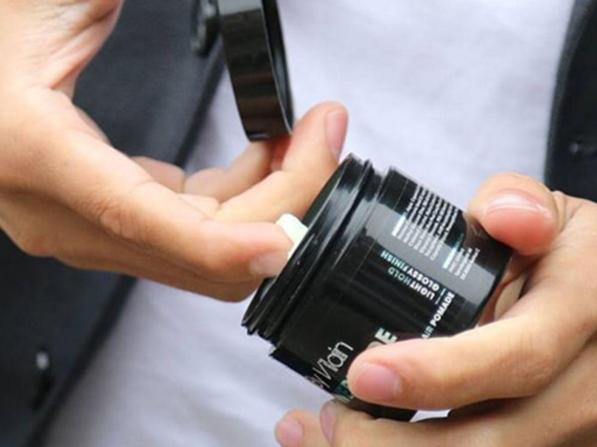 Lấy một lượng sáp vừa đủ, thường bằng khoảng 1/2 đến 1 đốt ngón tay út