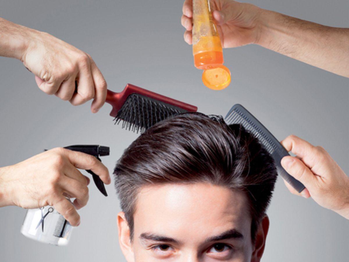 Dùng tay hoặc lược chuyên dụng để định hình kiểu tóc mong muốn