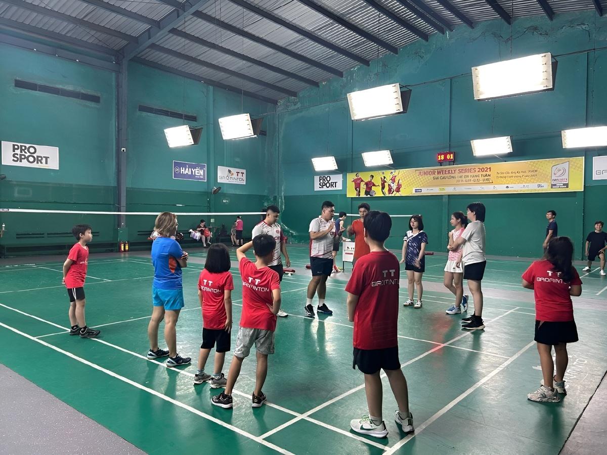 Chuyên đào tạo cầu lông nên sân tại TT Badminton luôn đạt chuẩn từ mặt sân đến ánh sáng