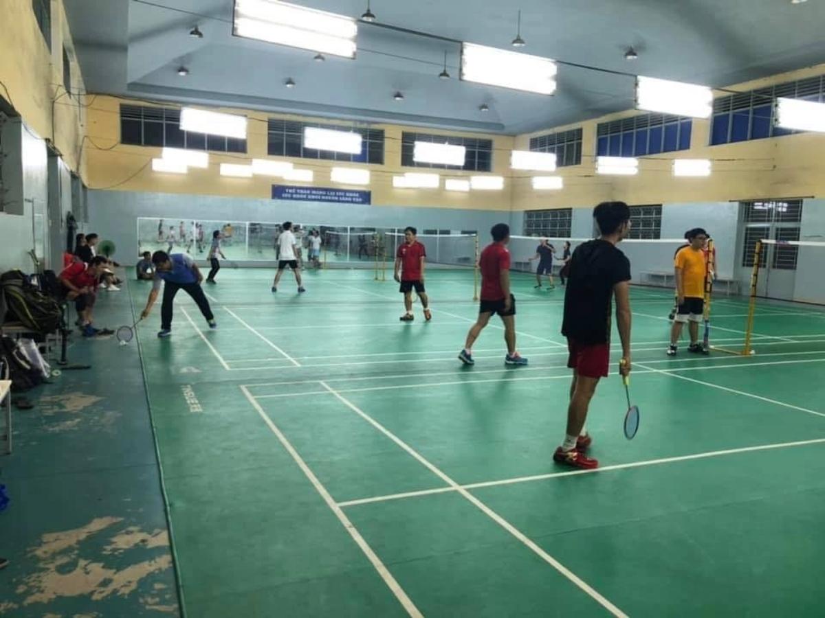 Sân Cầu Lông Lê Quý Đôn với thảm sân và hệ thống đèn chất lượng