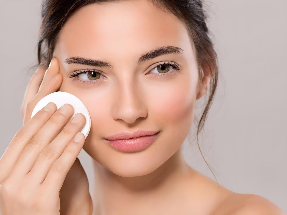 Tẩy tế bào chết là bước không thể thiếu giúp loại bỏ lớp sừng già cỗi