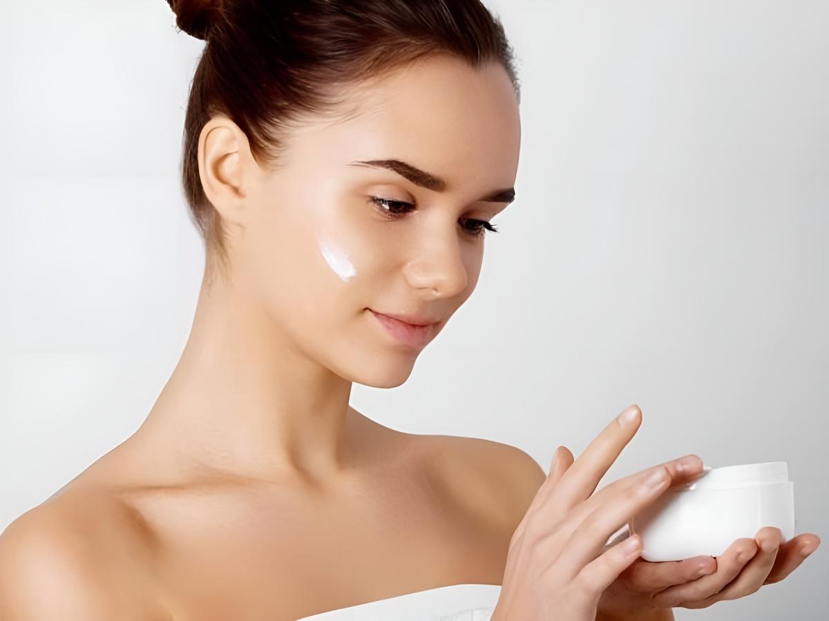 Kem dưỡng ẩm đóng vai trò quan trọng trong việc khóa lại độ ẩm và dưỡng chất từ các bước trước