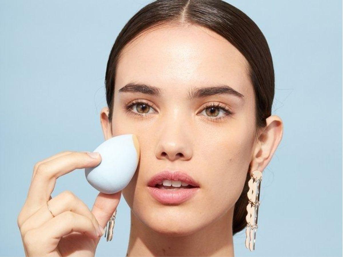 Phương pháp dùng bông mút ẩm và kem chống nắng lỏng