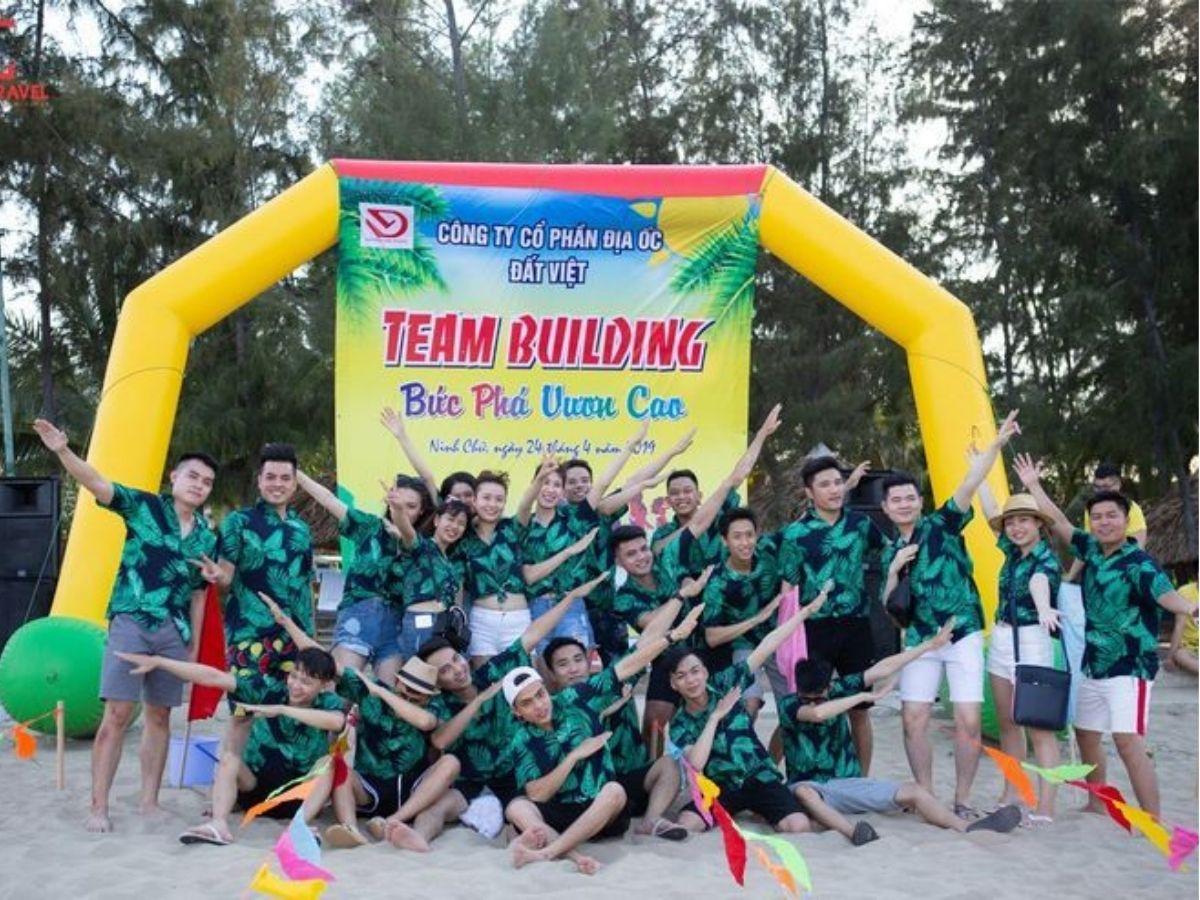 Nên chọn màu sắc áo hài hòa với bộ nhận diện thương hiệu của công ty