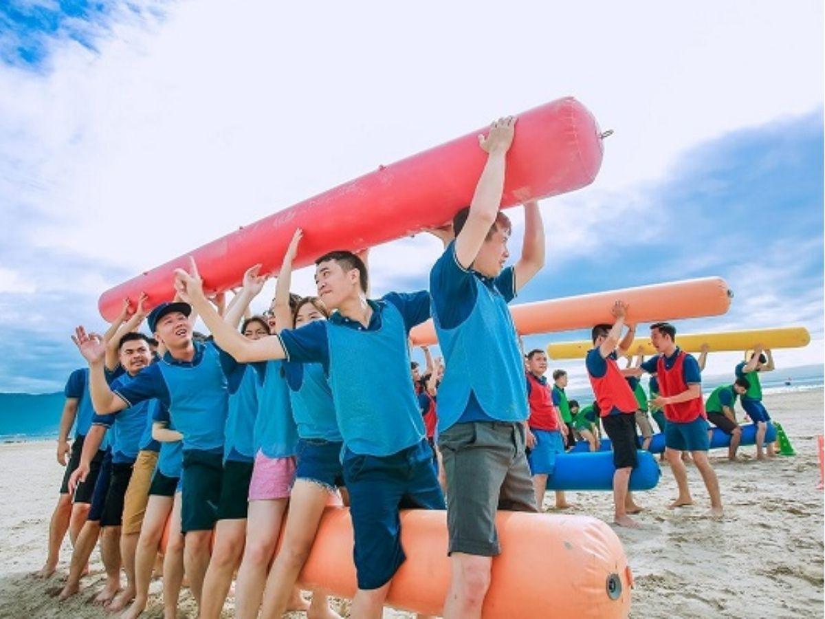Ưu tiên các form áo suông basic, không quá bó sát cho đồng phục team building