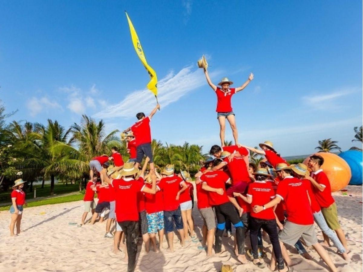 Thiết kế hình in và slogan cho đồng phục team building để tạo điểm nhấn
