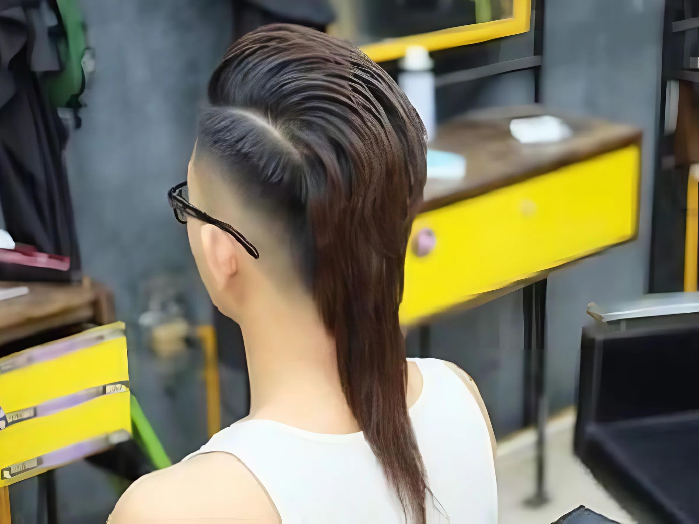 Kiểu tóc Mohican gáy nhọn/đuôi dài
