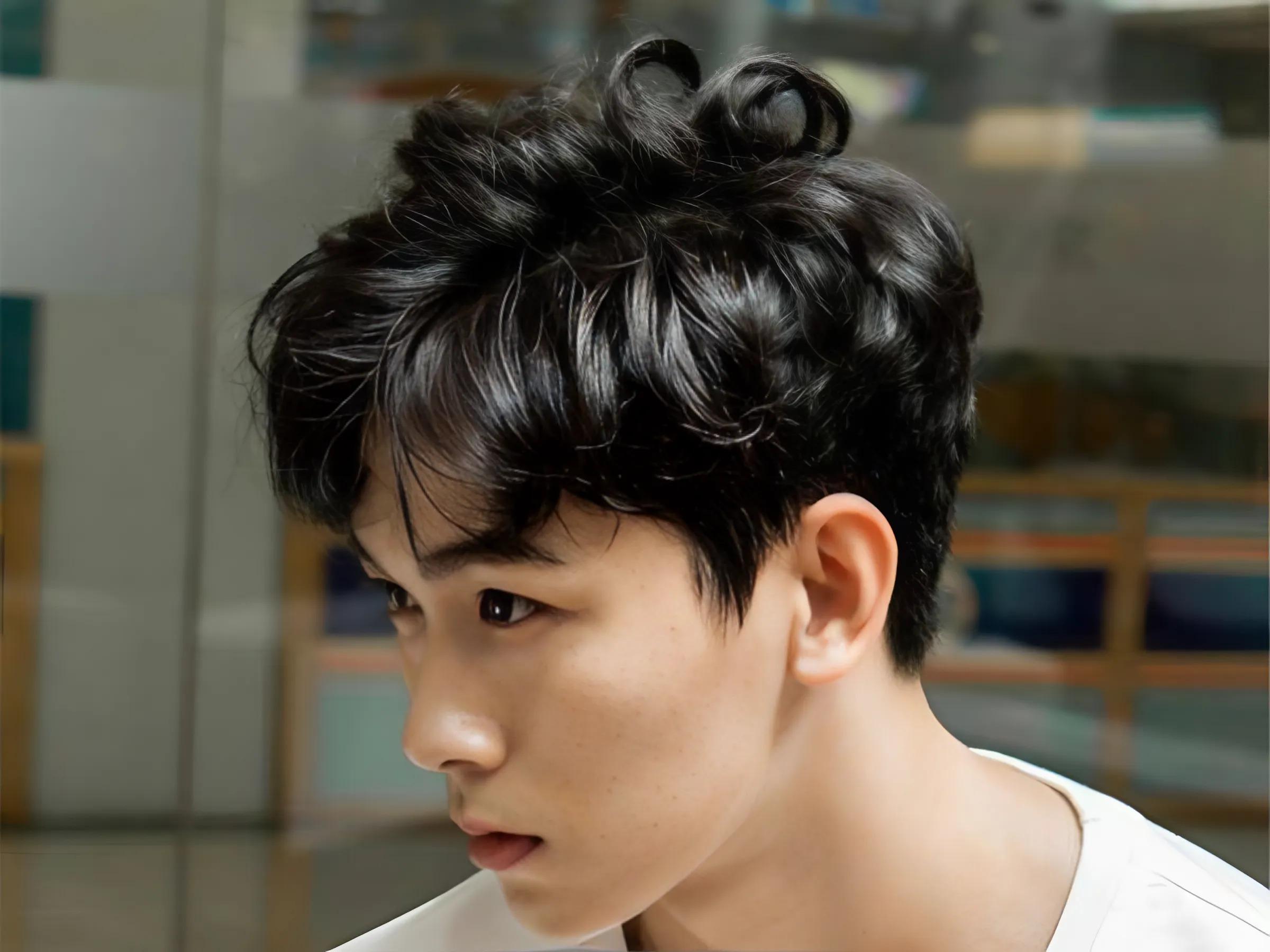 Kiểu tóc Side Part uốn nhẹ gáy dài