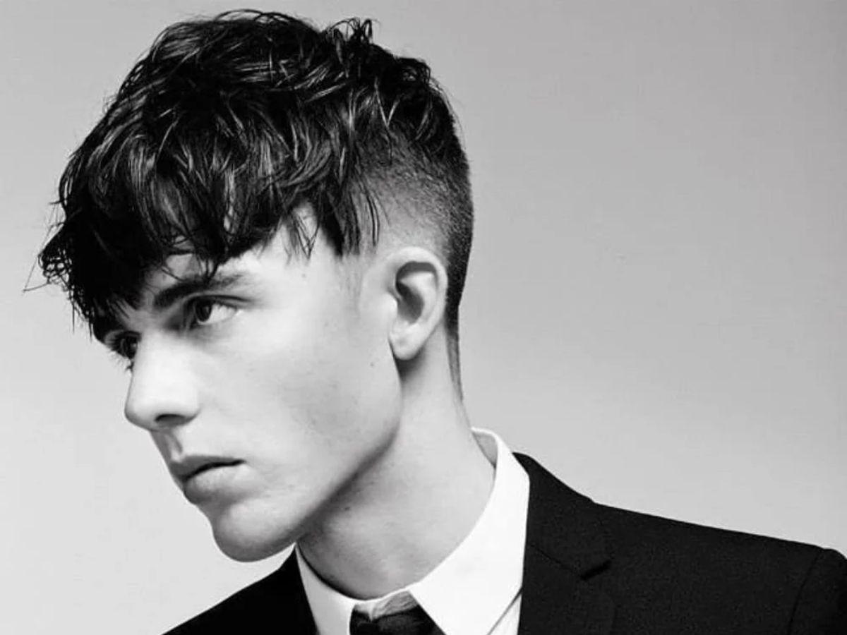 Angular Fringe là kiểu tóc có phần mái được cắt xéo, tạo thành một góc nhọn