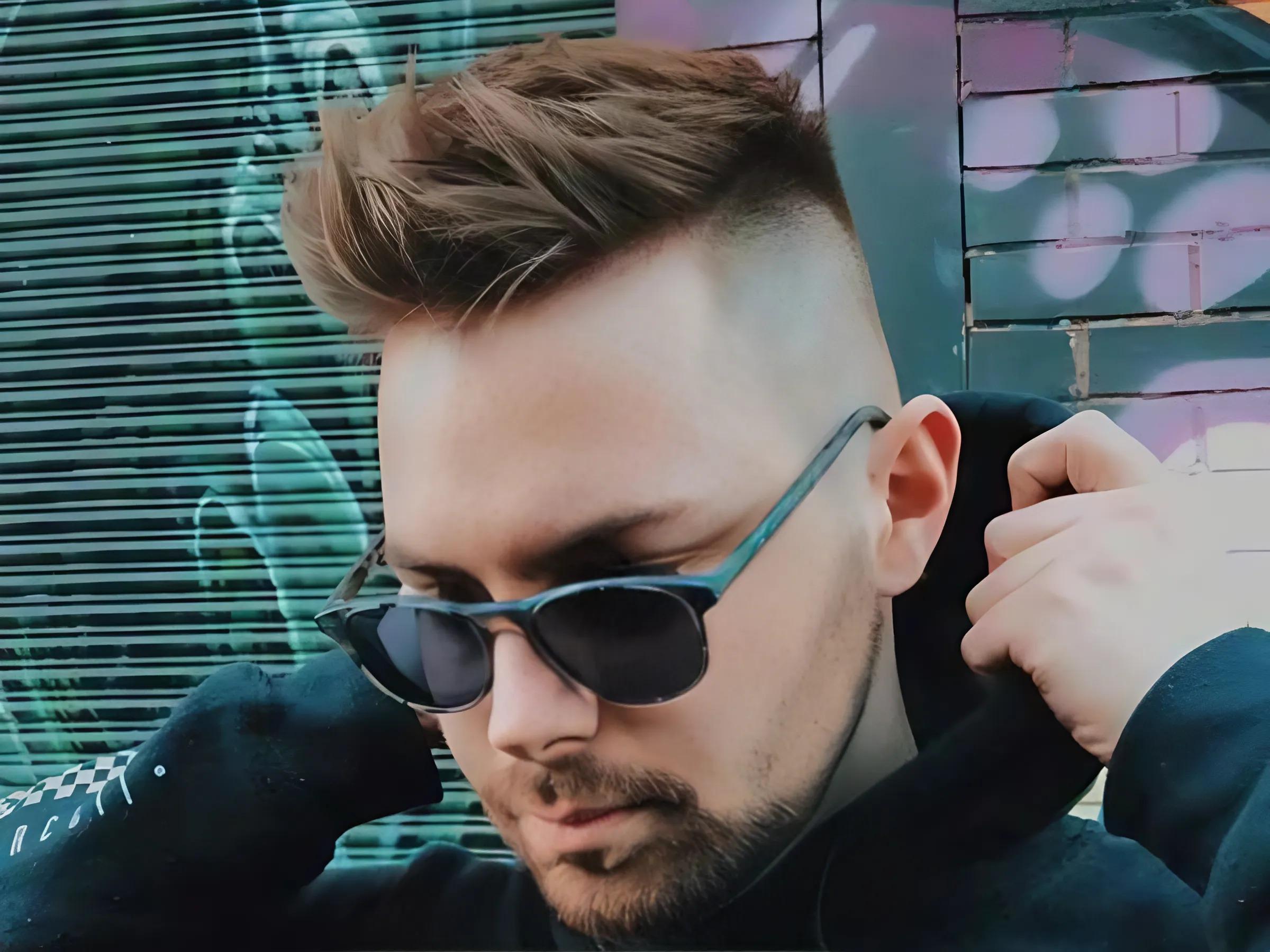 Undercut Quiff Ngắn (Short Undercut Quiff)