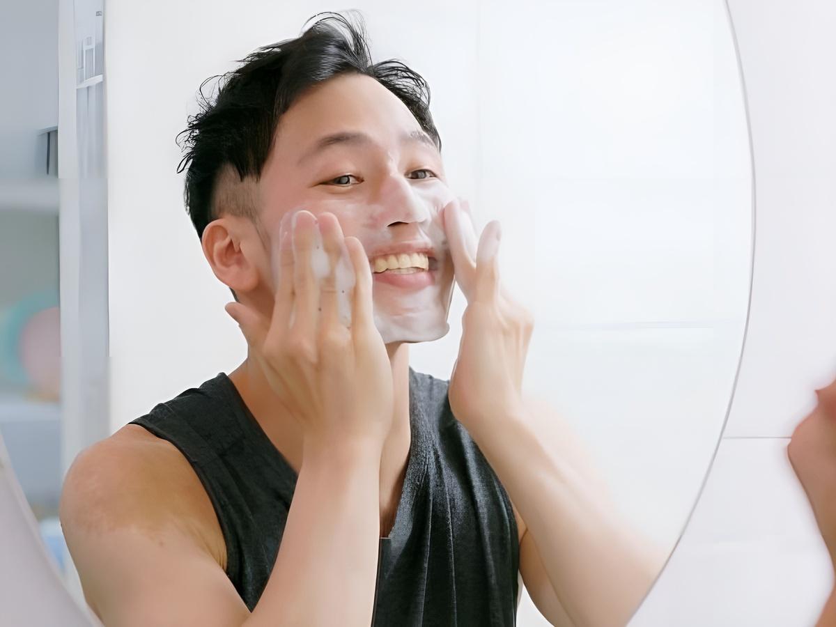 Sữa rửa mặt đóng vai trò vô cùng quan trọng trong việc loại bỏ bụi bẩn, bã nhờn dư thừa trên da