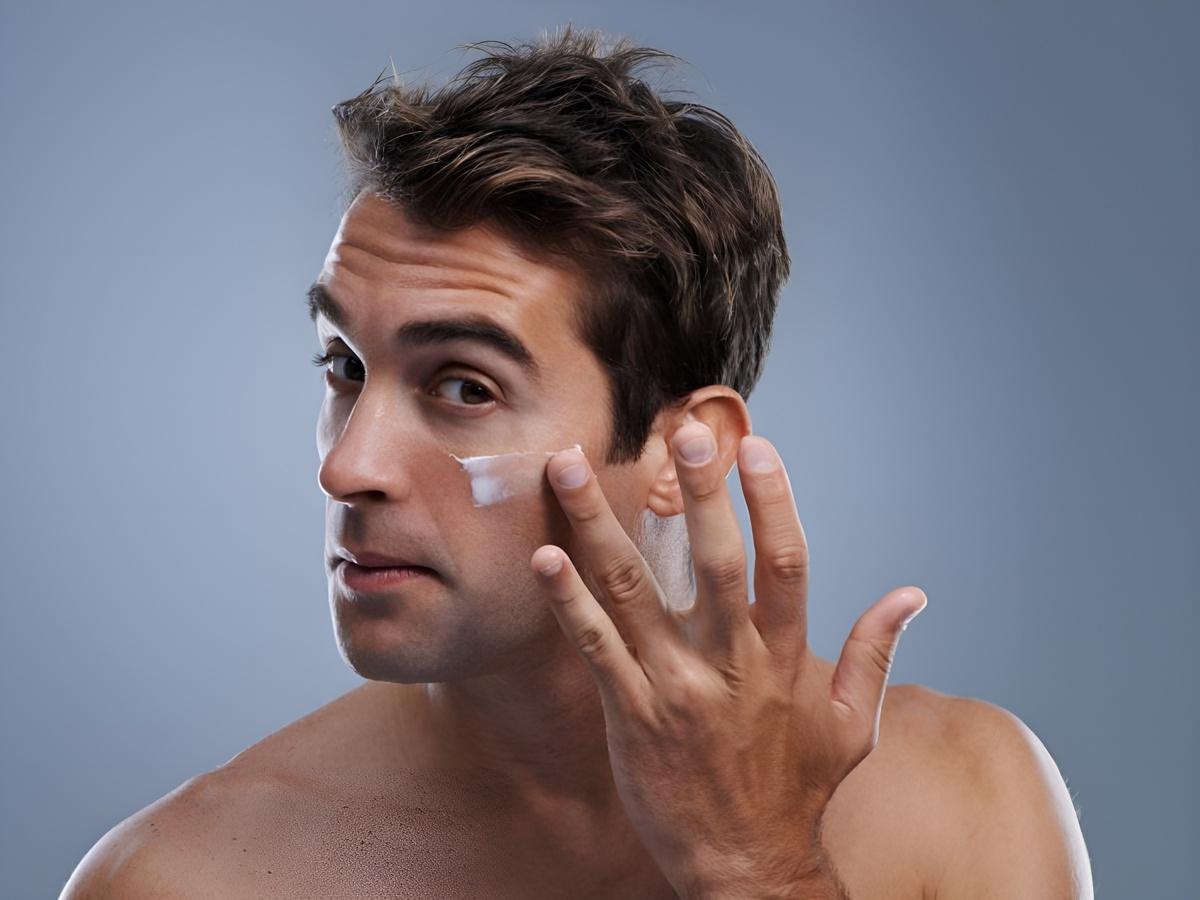 Kem dưỡng ẩm không chỉ cấp nước cho da mà còn giúp khóa ẩm, duy trì sự mềm mại và đàn hồi