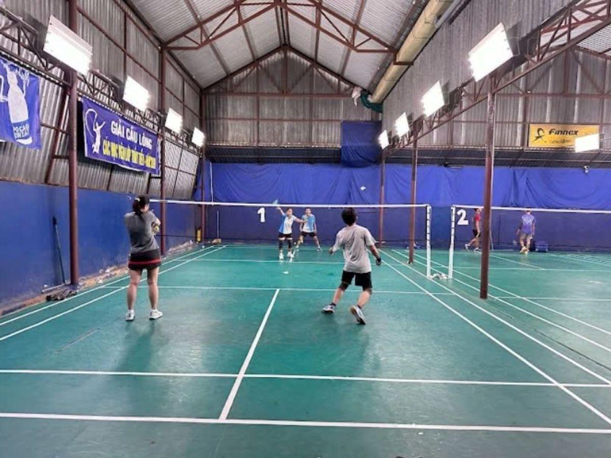 Sân được thiết kế kín đáo trong nhà, đảm bảo thời tiết không ảnh hưởng đến lịch chơi