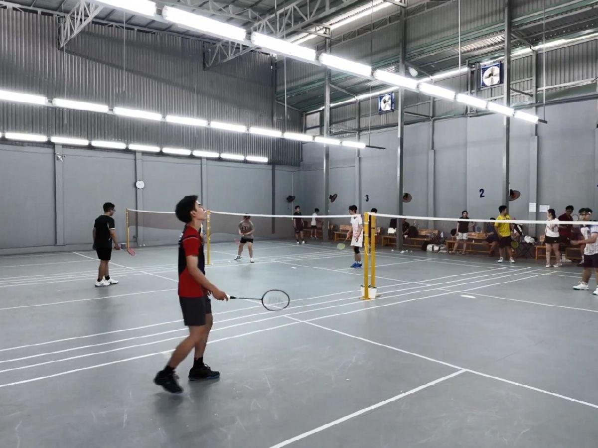 Sân cầu lông Hoàng Vy sở hữu 3 sân trong nhà với không gian thoáng mát, dễ chịu
