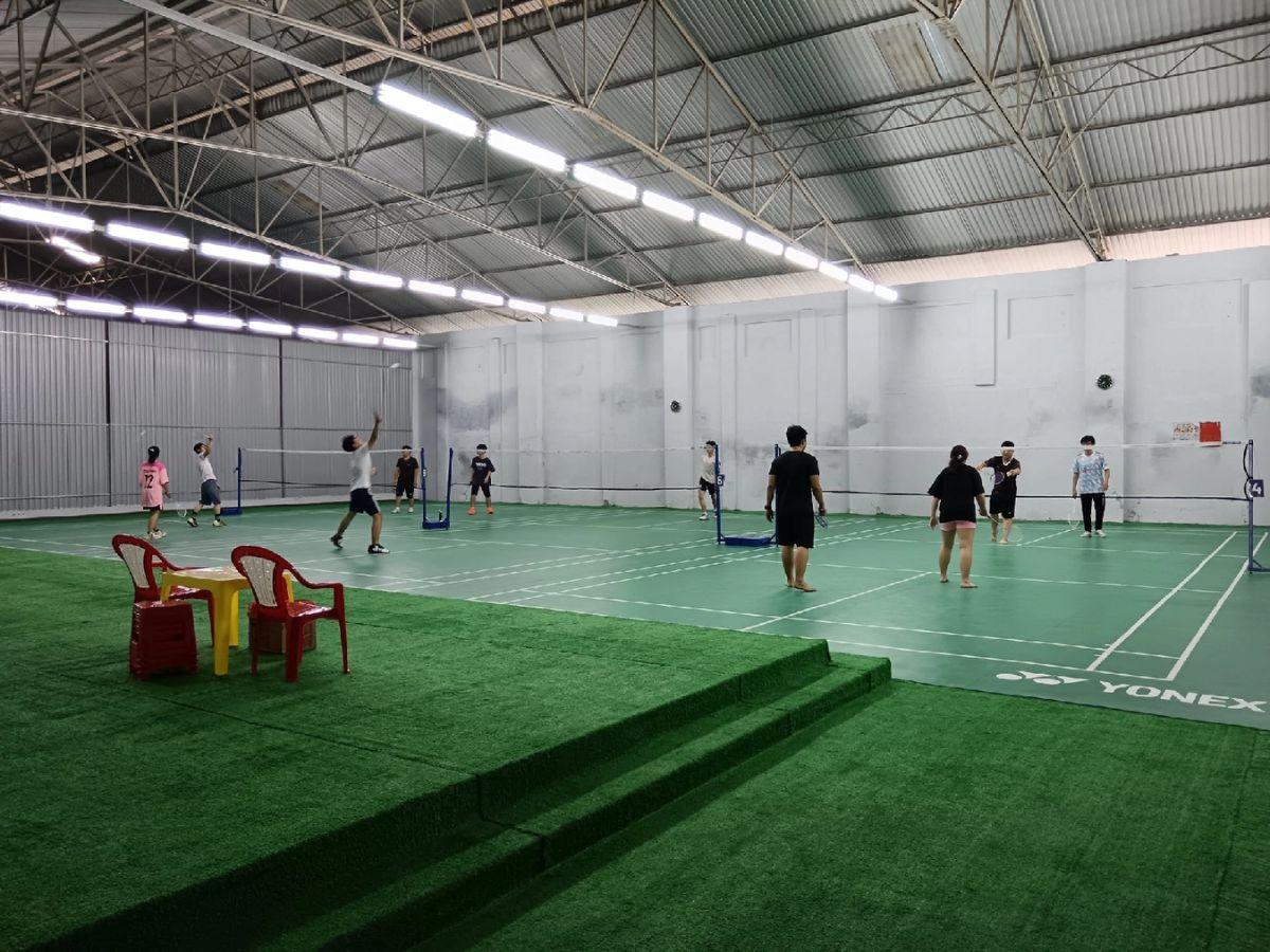 Sân cầu lông Hồng Châu nằm trong khu vực sầm uất nhưng vẫn giữ được không gian yên tĩnh