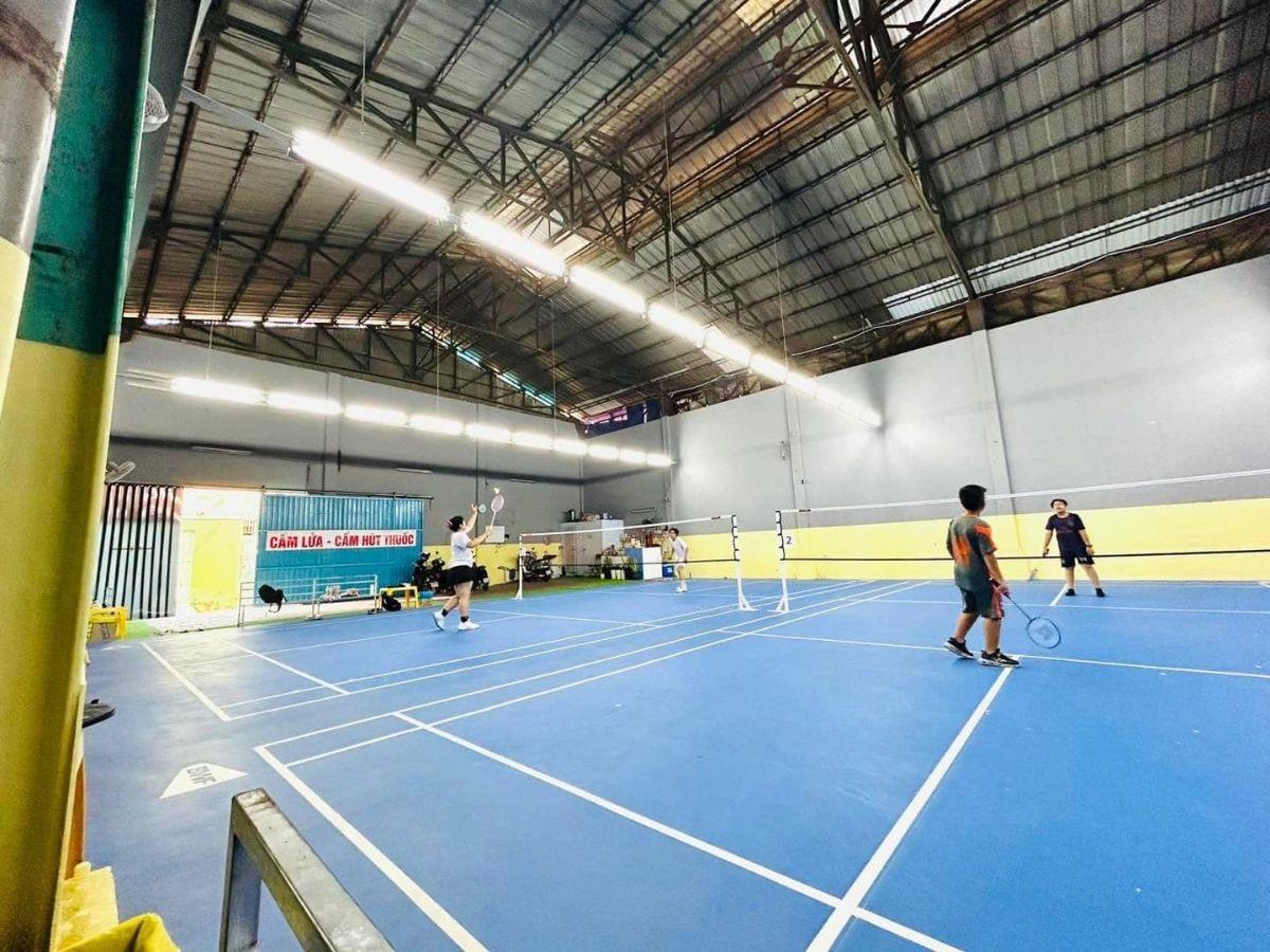 Sân cầu lông Quỳnh Anh gây ấn tượng với không gian sạch sẽ, thoáng mát