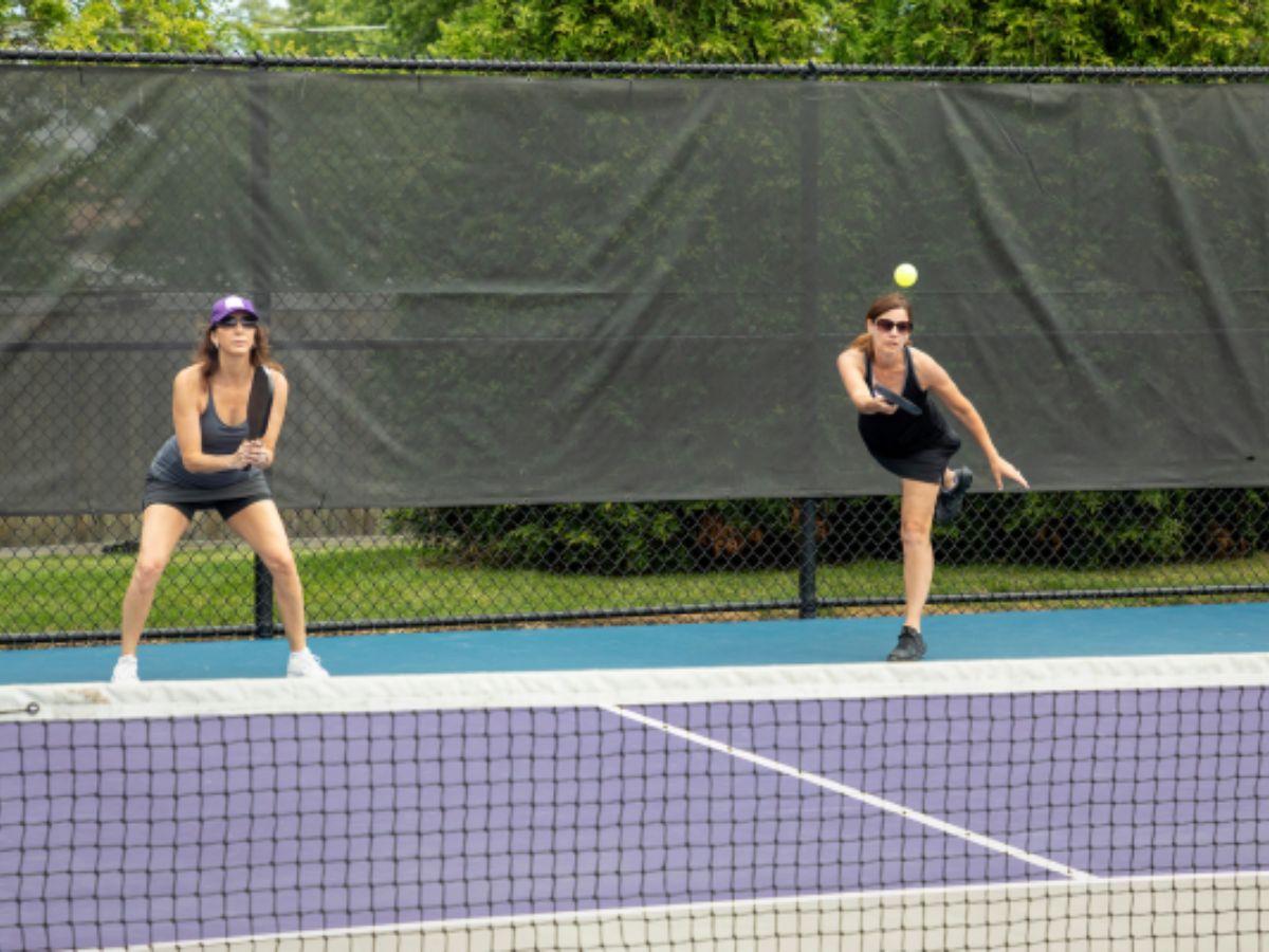 Đứng quá gần vạch baseline khiến bạn không có đủ thời gian phản ứng với những cú giao bóng nhanh