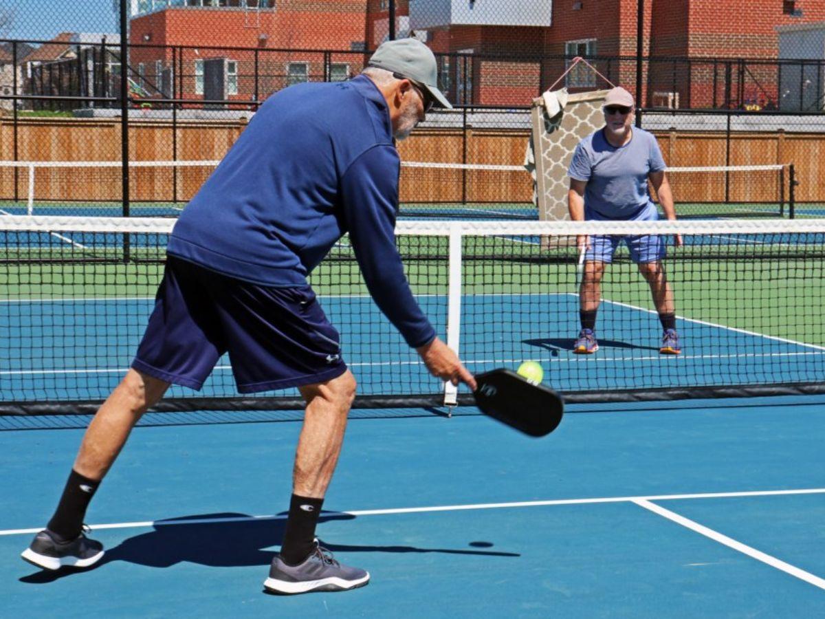 Hãy luôn ý thức việc hạ thấp trọng tâm, giữ đầu gối luôn hơi cong và lưng thẳng