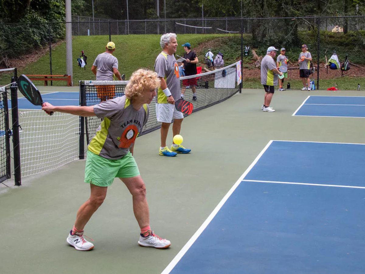 Vị trí đứng lý tưởng khi nhận giao bóng thường là lùi sau vạch cuối sân (baseline) khoảng 1-2 bước chân