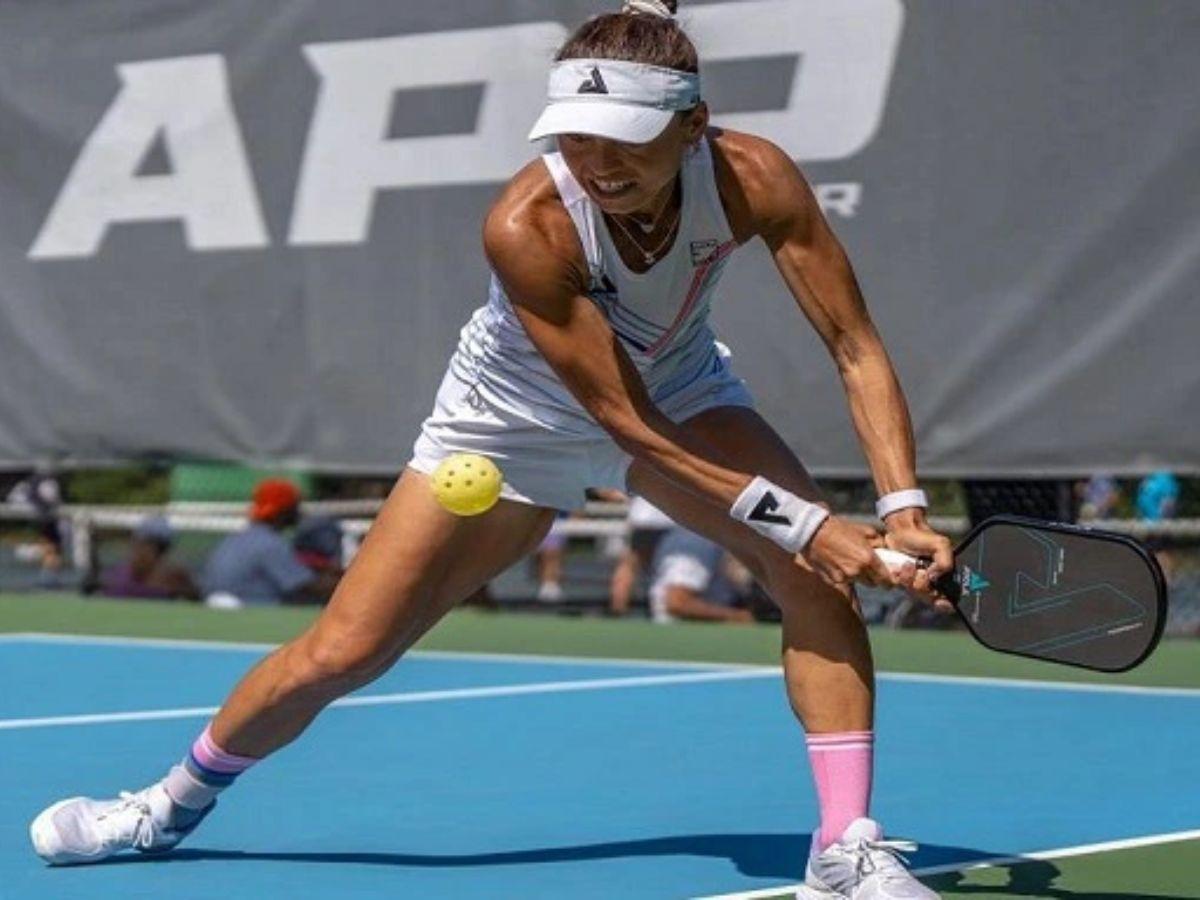 Với người mới, backhand hai tay thường mang lại sự ổn định hơn