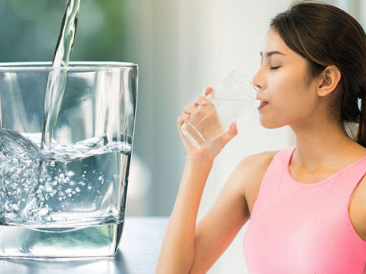 Cung cấp đủ nước cho cơ thể và cho môi