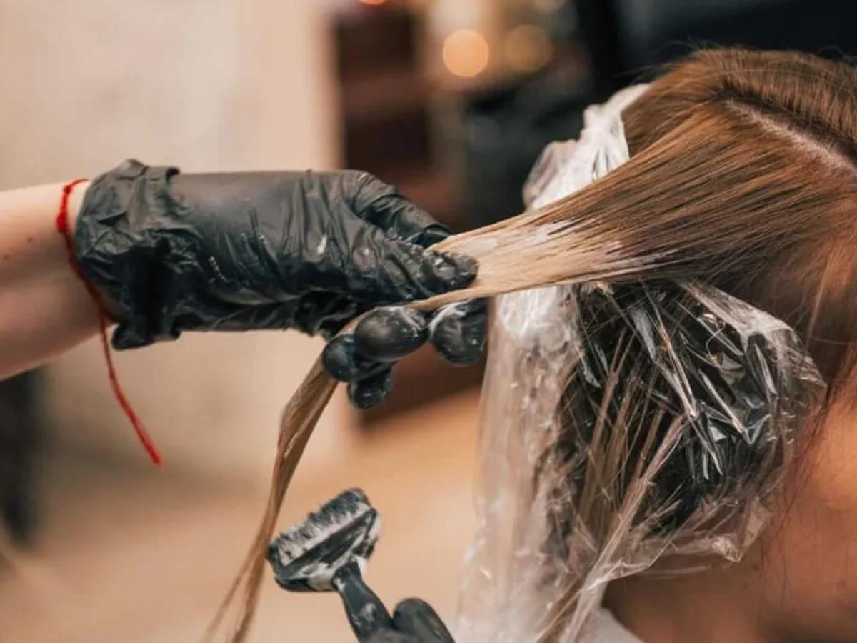 Thao tác massage tóc nhẹ nhàng sau khi đã bôi đều thuốc nhuộm