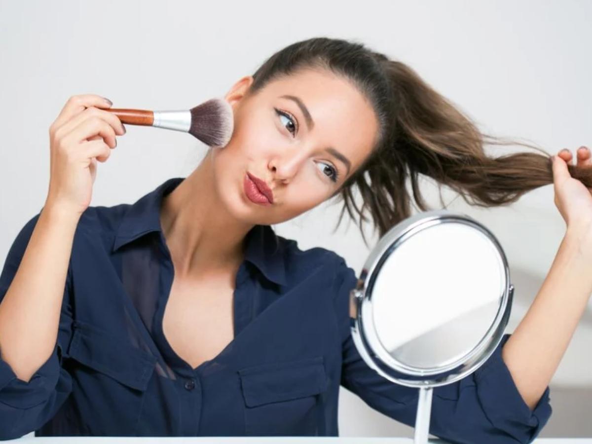 Sau khi đánh phấn phủ nên xịt một lớp xịt khoáng