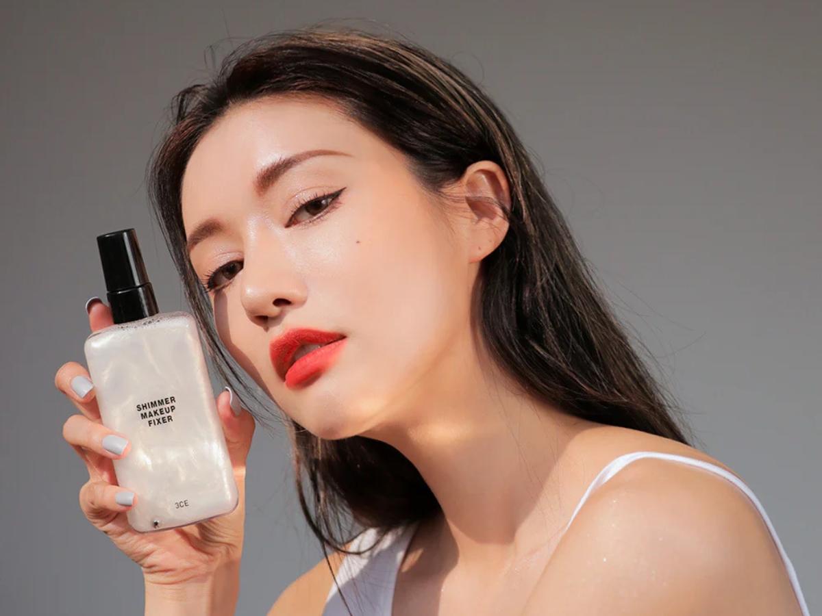 Xịt khoáng sau khi trang điểm giúp lớp nền luôn bền đẹp, tự nhiên