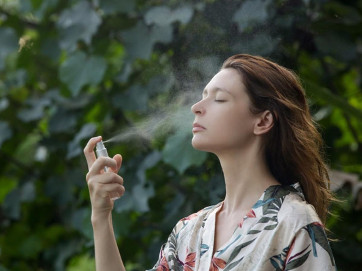 Thực hiện xịt khoáng cách mặt từ 20-30cm