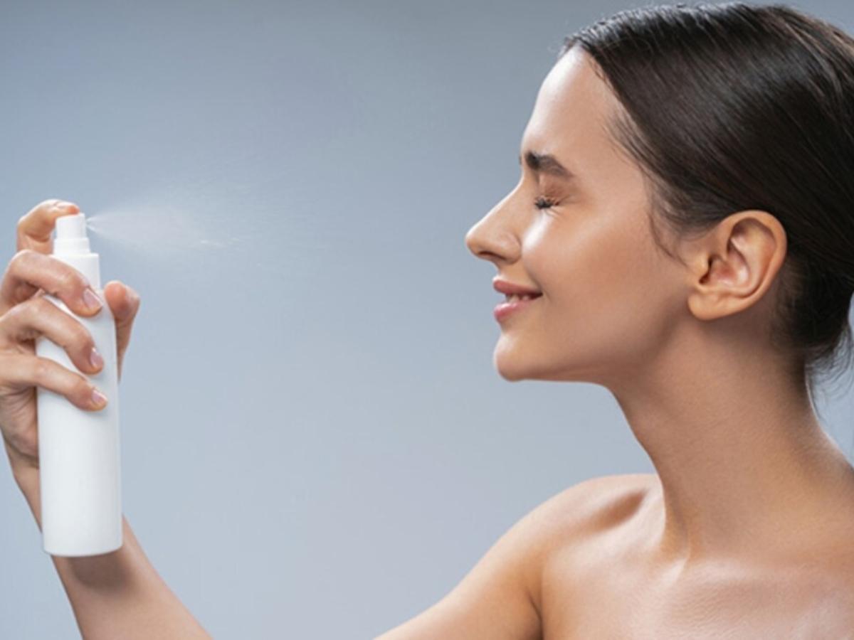 Xịt đều khắp mặt theo hình chữ X hoặc chữ T