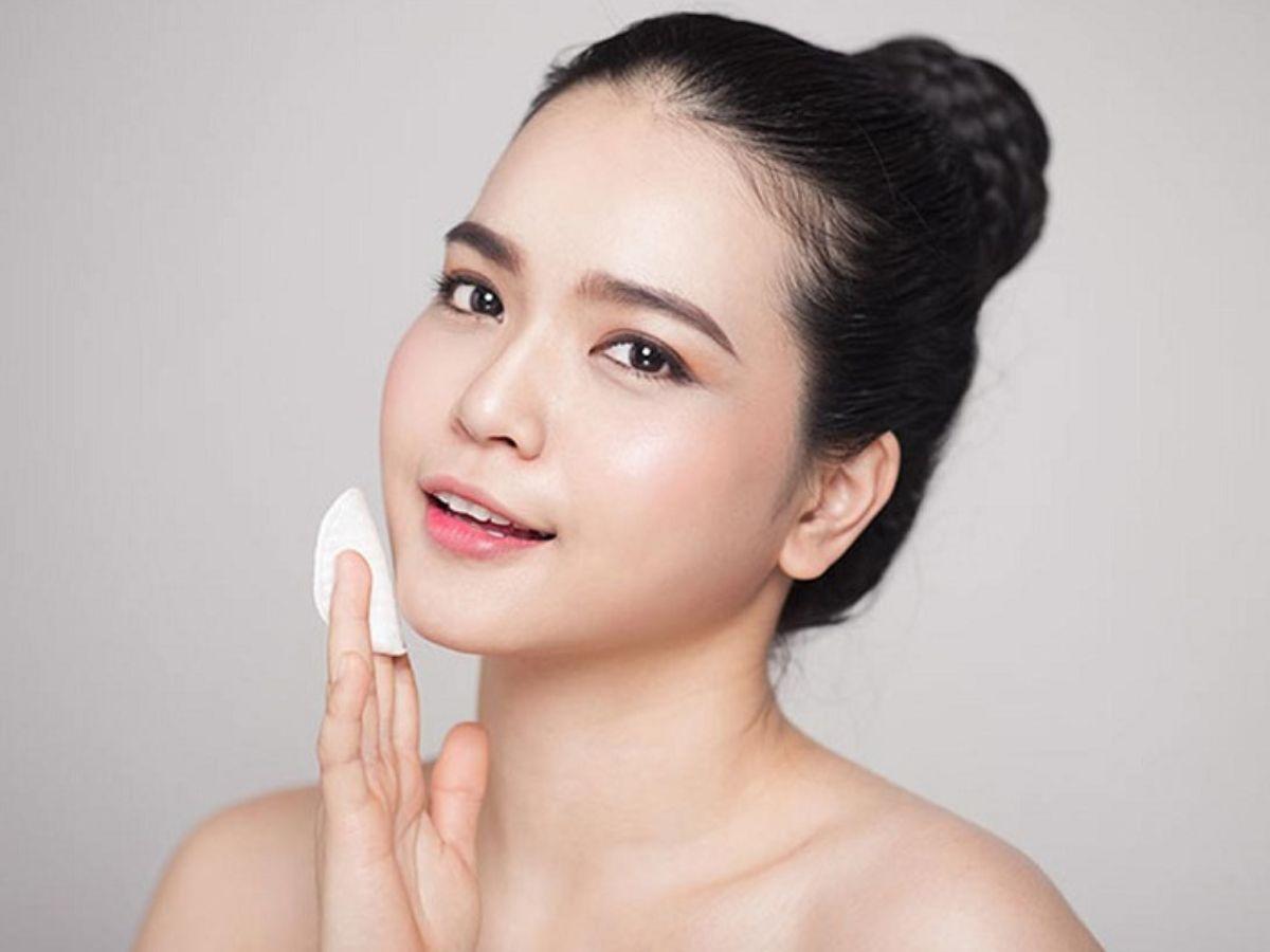 Nếu toner chứa các thành phần tẩy da chết hóa học nhẹ, bạn nên lau nhẹ nhàng bằng bông cotton