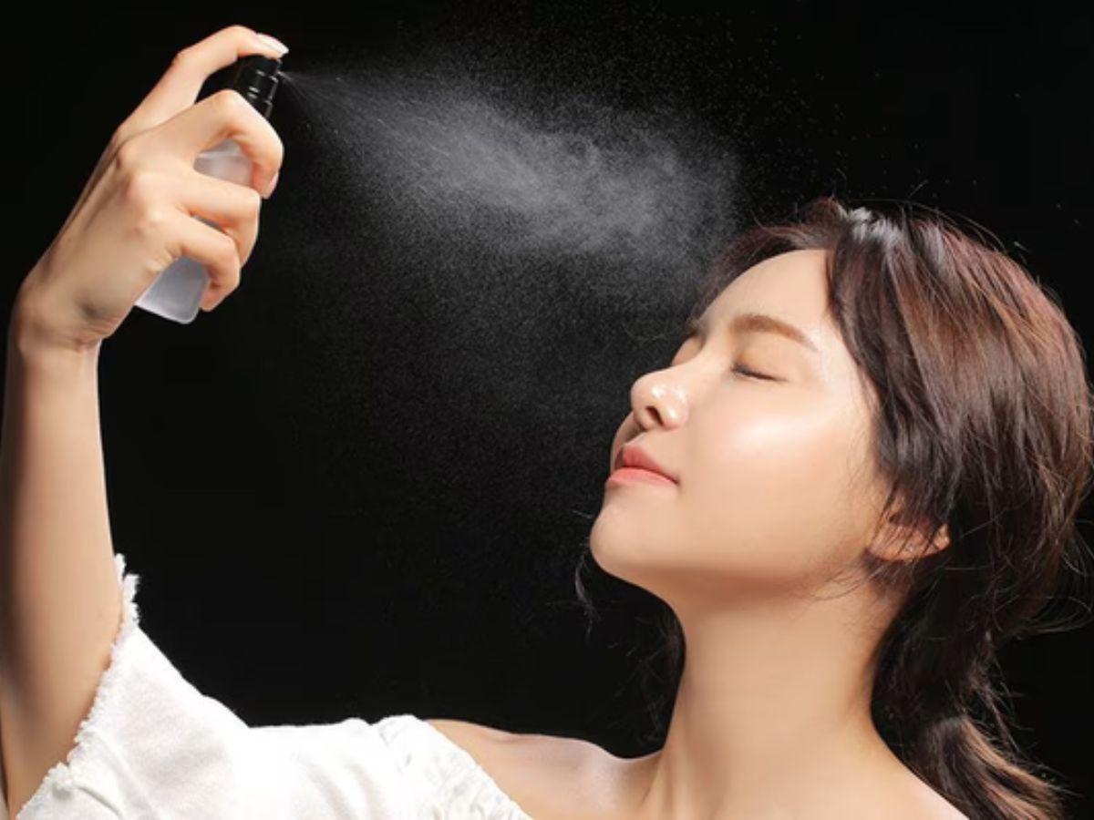 Giữ chai xịt khoáng cách mặt khoảng 20-30cm khi xịt