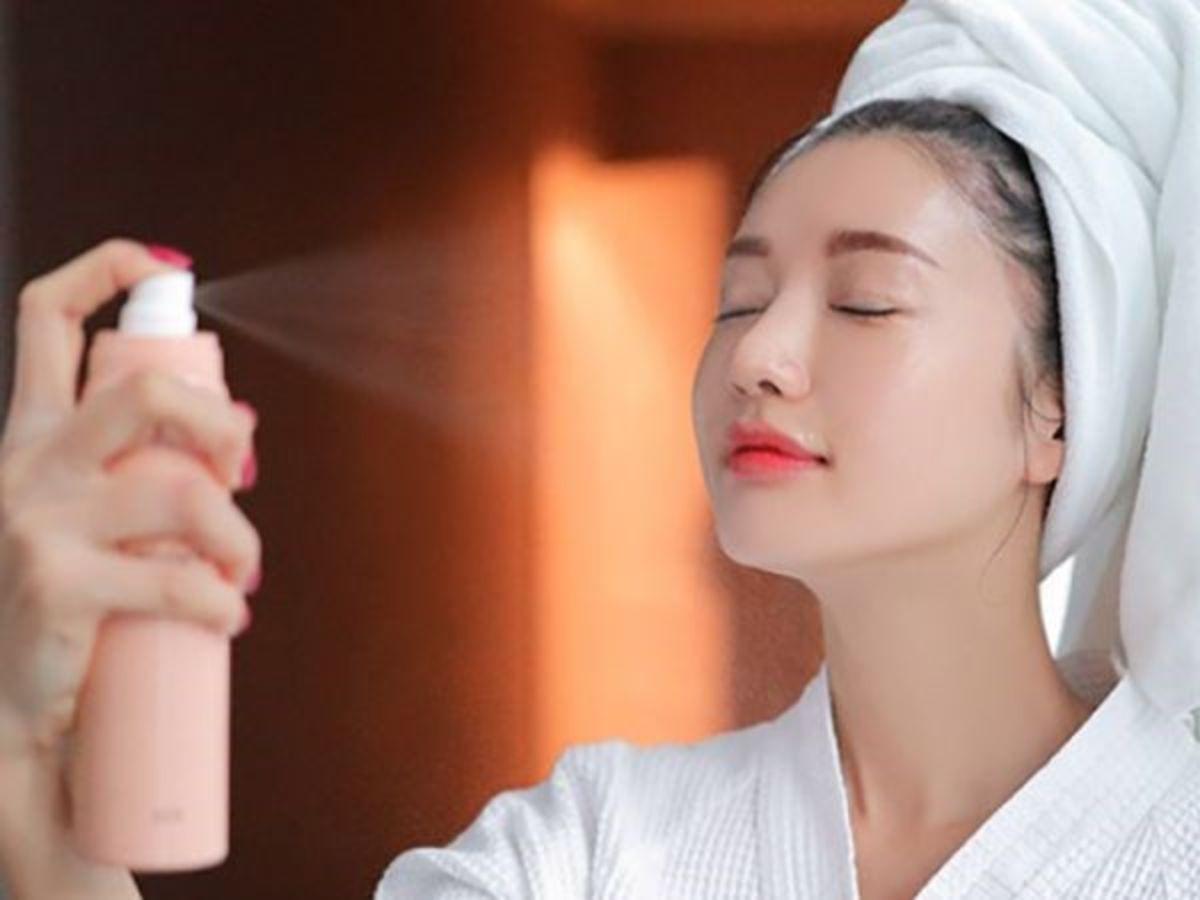 Lớp xịt khoáng sẽ giúp sản phẩm kết cấu đặc dễ dàng thẩm thấu vào sâu bên trong 