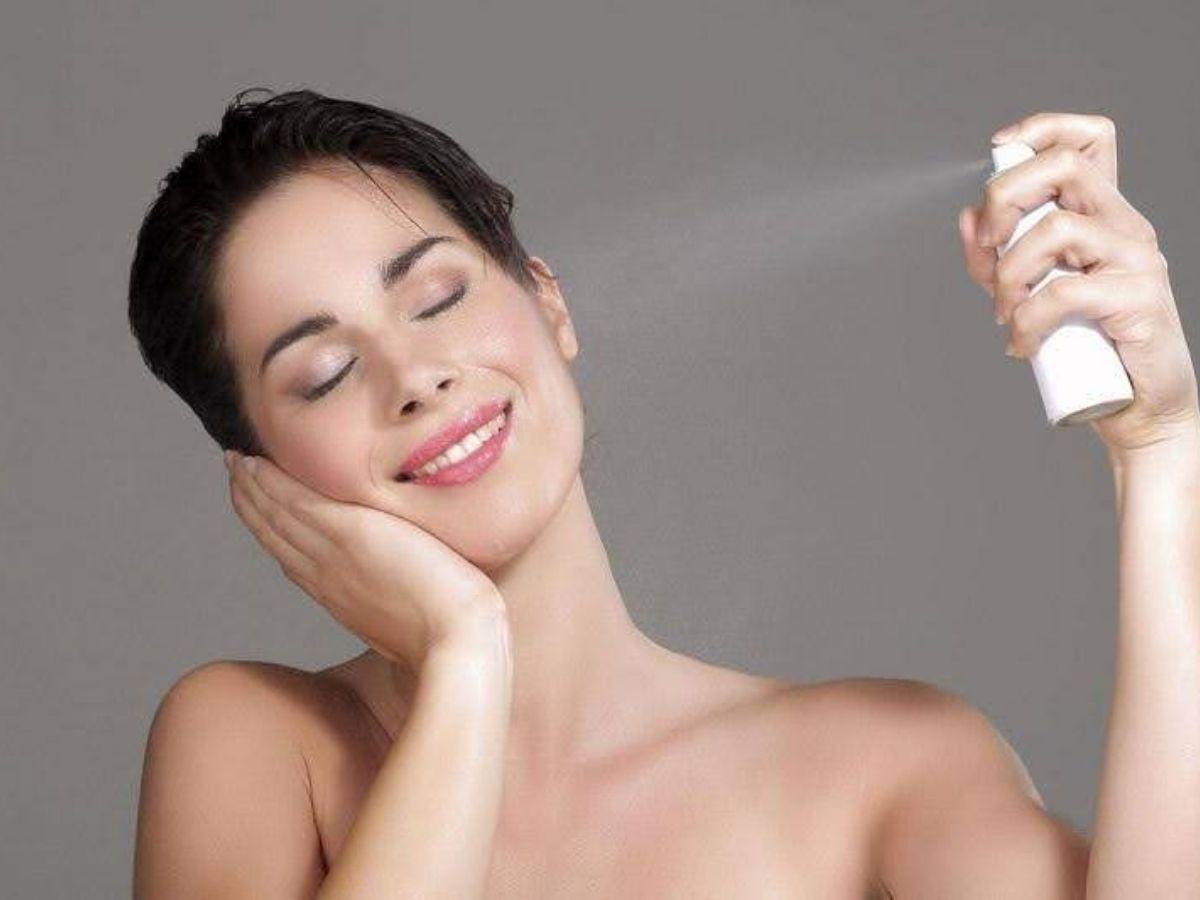 Dùng xịt khoáng sau toner sẽ giúp giữ ẩm hiệu quả