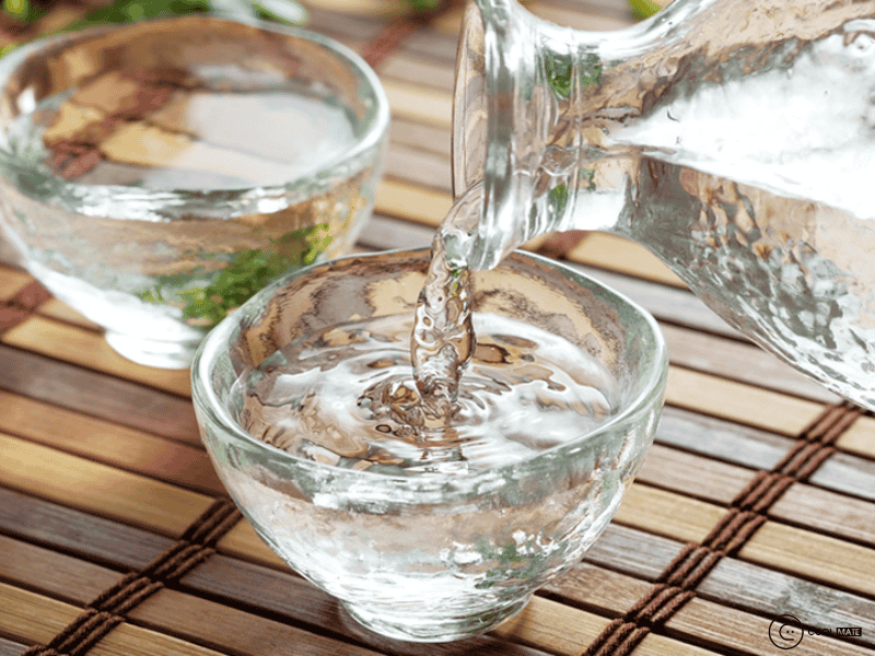 Tẩy thâm kim trên áo trắng bằng rượu gạo