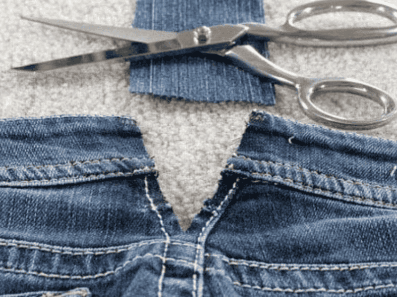 Sửa quần jeans rộng lưng bằng cách chiết vải