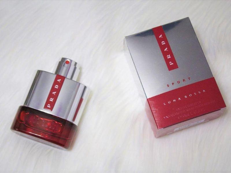 Thiết kế chai với 2 gam màu tương phản cực kỳ bắt mắt của Prada Luna Rossa Sport