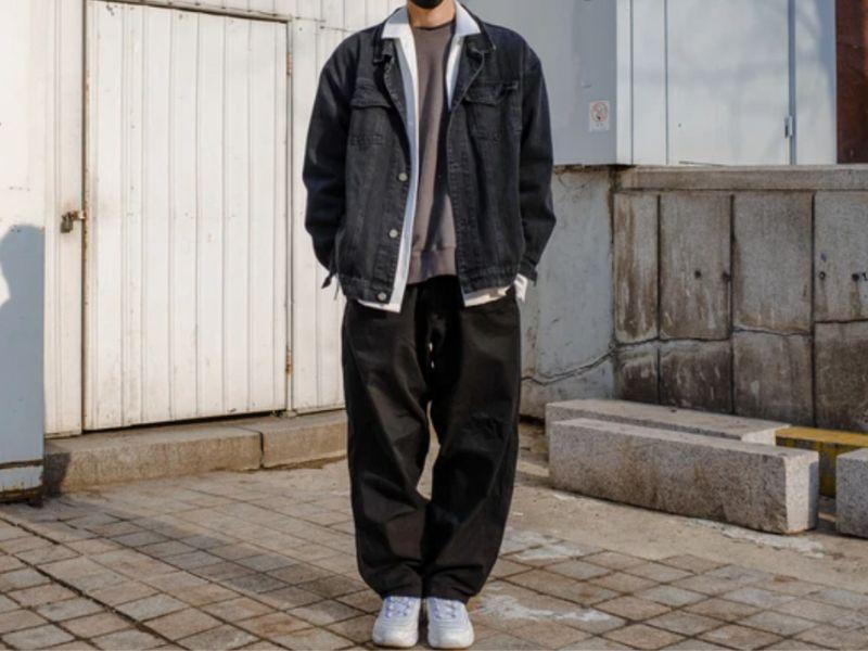 Phối áo khoác jean đen với áo thun sáng màu và giày sneaker