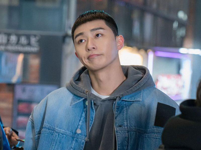 Phối áo khoác jean và áo hoodie với quần jeans