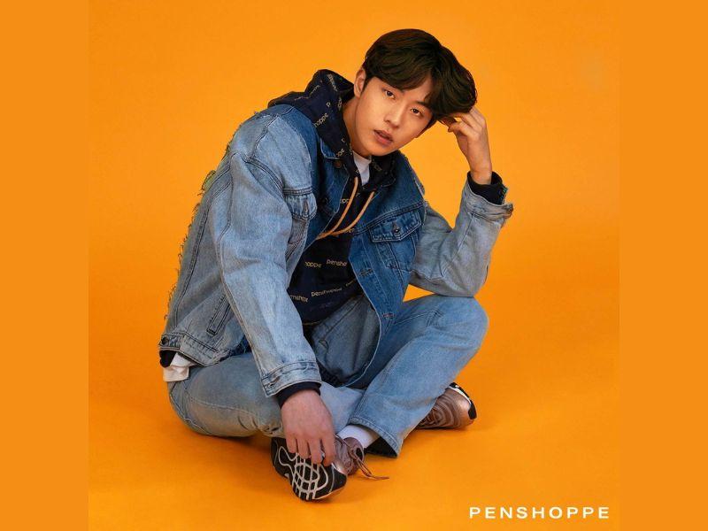 Phối áo khoác jean và áo hoodie với giày sneaker