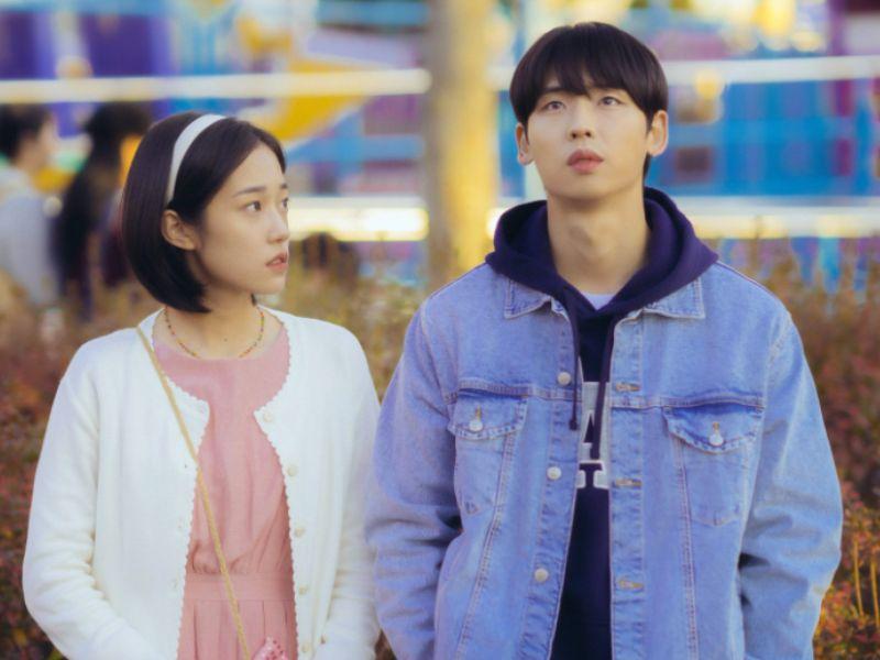 Phối áo khoác jean và áo hoodie với quần thể thao